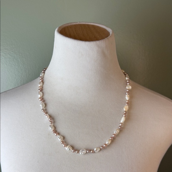 Elegant Pearl Necklace - Picture 2 of 8